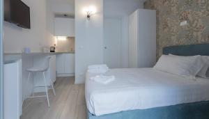 Un pat sau paturi într-o cameră la Italianway - The B Village Superior