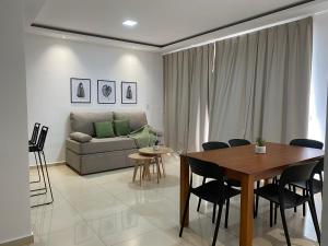 ein Wohnzimmer mit einem Tisch und einem Sofa in der Unterkunft Dptos Corrientes con cochera in Corrientes