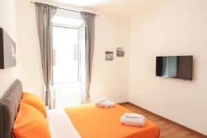 1 dormitorio con 1 cama con toallas en Trastevere Magic House Luxury Suite, en Roma