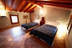 1 Schlafzimmer mit 2 Betten und einem Fenster in der Unterkunft Affittacamere Residenza Del Duca in Solferino