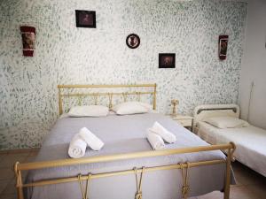 sypialnia z łóżkiem z ręcznikami w obiekcie Villa amygdalia w mieście Kefalonia