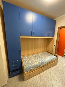 niewielka sypialnia z niebieskimi szafkami i łóżkiem w obiekcie B&b del corso w mieście Avigliano