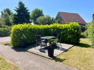 uma mesa e cadeiras num pátio num quintal em Villa Fuchsbau em Hohenfelde