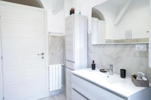 Bilik mandi di Trastevere Magic House Luxury Suite +129 gambar