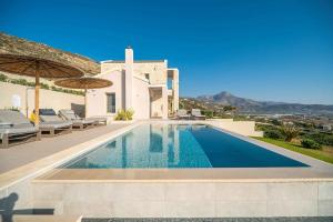 una piscina en una villa con vistas en Cielo e Mare Villas, en Falasarna