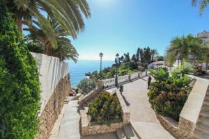 chodnik nad oceanem z palmami w obiekcie Atico Jimena Granada en el centro de Nerja w mieście Nerja