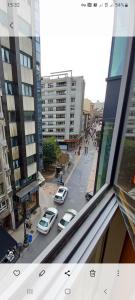 una ventana con vistas a una calle de la ciudad con coches en El loft de Berta, en Oviedo