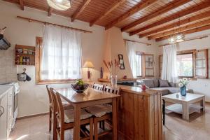 una cucina e un soggiorno con tavolo e sedie di Alice Cottage in Viros Village a Virós