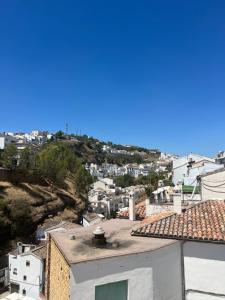 vistas a la ciudad desde los tejados de los edificios en La Posada, en Setenil