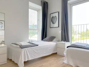 um quarto branco com 2 camas e uma janela em Spacious 3 Bedroom Apartment With Balcony At Richard Mortensens Vej em Copenhaga