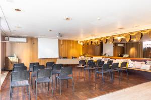 einen Konferenzraum mit Stühlen und einem Podium in der Unterkunft Meraki Beach Hotel - Only Adults in Playa Pobla de Farnals