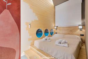 a bedroom with a bed with mirrors on the wall at Riflessi di Mare, TerreMarine in Portovenere