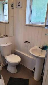 y baño con aseo y lavamanos. en 4 Bedroom 4 En Suite House Close to A5 & Whipsnade, en Luton