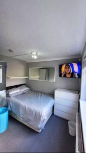 Letto o letti in una camera di 4 Bedroom 4 En Suite House Close to A5 & Whipsnade