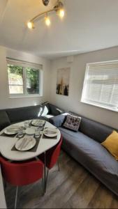 un soggiorno con divano e tavolo di 4 Bedroom 4 En Suite House Close to A5 & Whipsnade a Luton