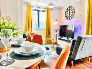 un soggiorno con tavolo, sedie e TV di WEEKLY OR MONTHLY STAY - Relocation & Business - 4 Guests - By Hofin Stays Short Lets & Serviced Accommodation a Londra