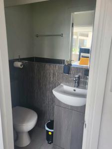 La salle de bains est pourvue d'un lavabo et de toilettes. dans l'établissement Perfect for Professionals & Business Travellers - Leeds City Views - Monthly Offers!, à Leeds
