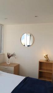 - une chambre avec un lit et un miroir mural dans l'établissement Perfect for Professionals & Business Travellers - Leeds City Views - Monthly Offers!, à Leeds