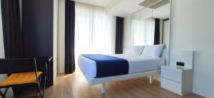 Giường trong phòng chung tại Sea Home Batumi Apartments +68 ảnh