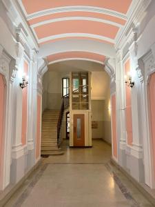 un couloir vide avec un escalier dans un bâtiment dans l'établissement Trieste 411 - Rooms & Apartments, à Trieste