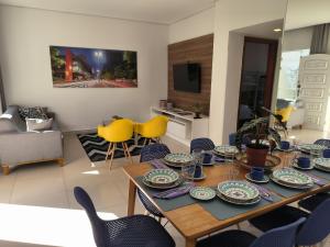 a dining room with a table with blue and white dishes on it at Vila Madalena, casa 4 quartos conforto e segurança in São Paulo