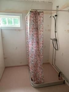 bagno con tenda doccia in camera di Trevlig och havsnära stuga a Glommen