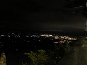 Blick auf die Stadt in der Nacht mit Lichtern in der Unterkunft Hermosa Cabaña Campestre in Pereira