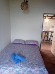 almohada azul sentada en una cama en un dormitorio en Hermosa Cabaña Campestre, en Pereira