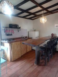 cocina con mesa de madera y sillas negras en Hermosa Cabaña Campestre, en Pereira