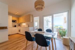 Η κουζίνα ή μικρή κουζίνα στο Arrifana Sunset & Ocean View +8 φωτογραφίες