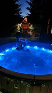 uma grande piscina com luzes azuis em Adamówka Smerek em Smerek