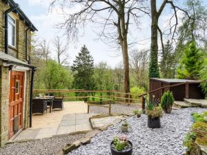 a garden with a patio and a table and chairs at Harefield Lodge in Pateley Bridge