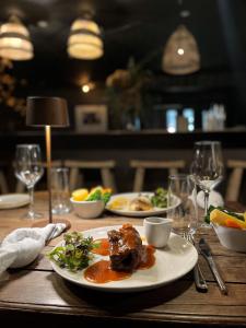 stół z talerzem jedzenia na stole w obiekcie Fiddle + Bow Hotel w mieście Doolin