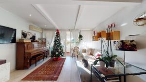 una sala de estar con un árbol de Navidad y un sofá en Villa Serena, en Viareggio
