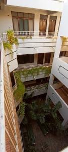 una vista aérea de un edificio de apartamentos con patio en RESIDENCIAL CAÑADA en Santa Cruz de la Sierra