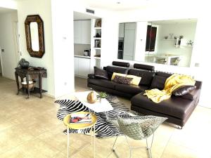 una sala de estar con un sofá y una mesa en Capvespre, en Roses 39 fotos más