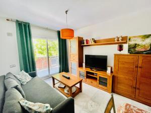 Televízia a/alebo spoločenská miestnosť v ubytovaní Apartamento Playa Arrabassada