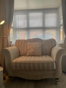 un sofá en una sala de estar con ventana en Serenity Station en Hornsea