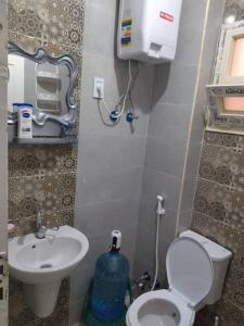 Baño pequeño con aseo y lavamanos en not for rent now, en Raʼs Matarma