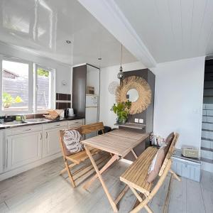 cocina con mesa y sillas en una habitación en Ti'Laos, en Cilaos