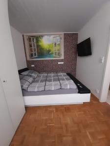 Bett in einem Zimmer mit Fenster in der Unterkunft Willy und Gudrun in Rheda-Wiedenbrück