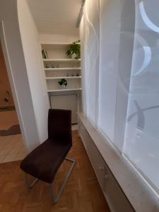 a black chair sitting in a room with a window at Willy und Gudrun in Rheda-Wiedenbrück