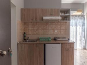 a kitchen with a sink and a counter top at Pavlopetri in Vingláfia