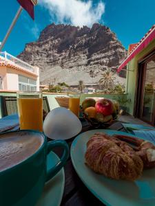 uma mesa com uma chávena de café e um prato de comida em Apartamentos Mesa em Valle Gran Rey