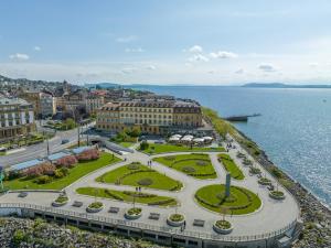uma vista aérea de uma cidade próxima à água em Beau Rivage Hotel em Neuchâtel