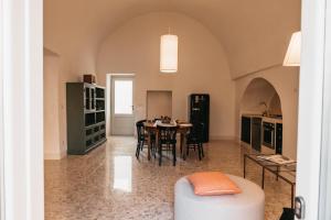 a kitchen and dining room with a table and chairs at Palazzo Pati in Tiggiano