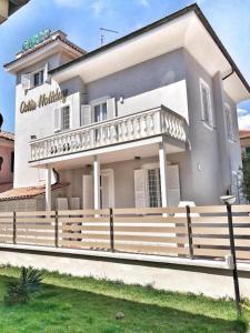 リド・ディ・オスティアにあるOstia Holiday Greed Palaceの大白い家