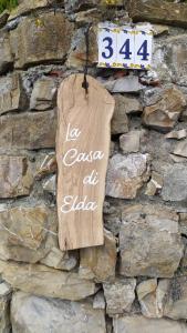 a sign on the side of a stone wall at La casa di Elda in Sanremo