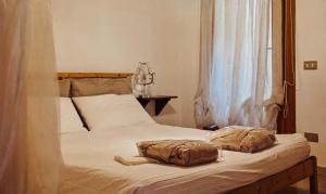 uma cama com dois sacos sentados em cima dela em Relais nel Castello em Bassano del Grappa