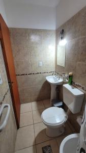 un baño con inodoro y lavabo en DPTO CAPITAL, en San Juan